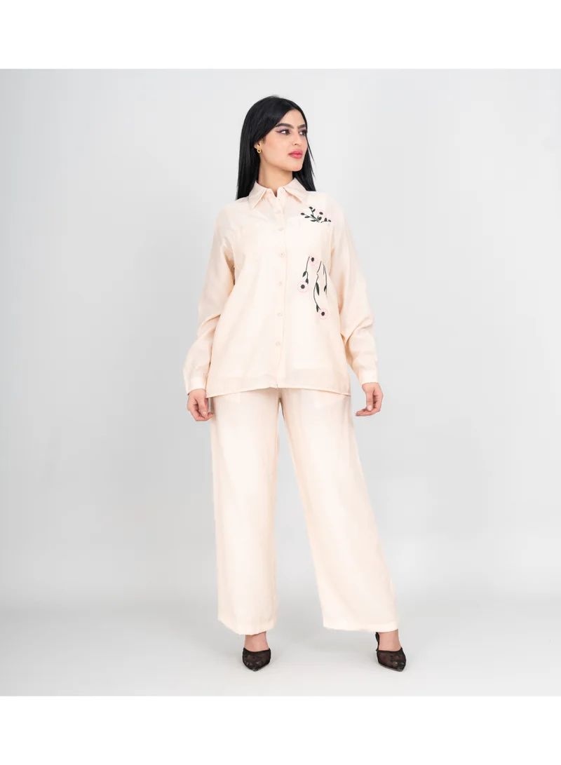 اكسا طقم عصري من قطعتين، قميص وبنطال سادة، بتفاصيل تطريز جانبية.